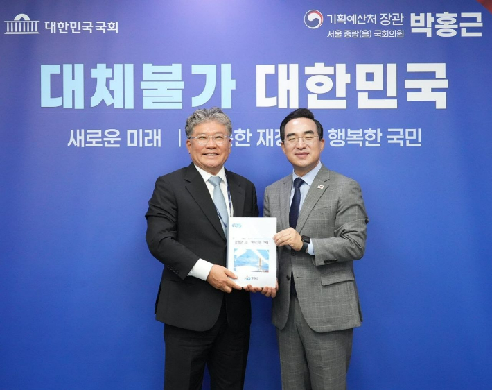 장세일 영광군수가 7일 박홍근 기획예산처 장관을 만나 2027년도 지역 핵심사업의 국비 지원을 건의했다. 영광군 제공