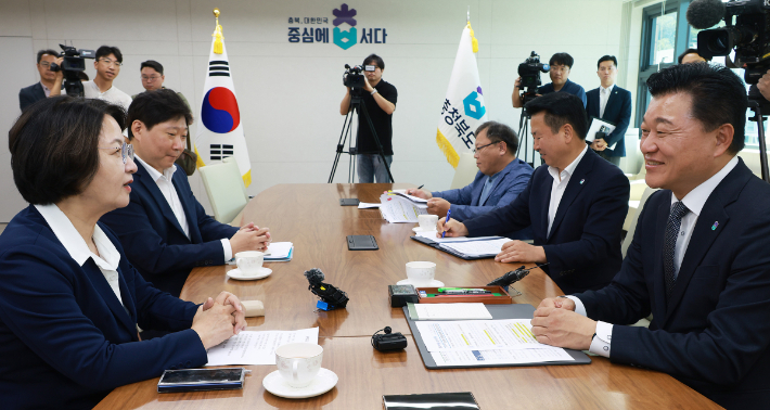 추미애 경기지사(왼쪽)와 신용한 충북지사가 7일 충북도청 여는마당에서 만나 지방 자주재정 확충 방안을 논의하고 있다. 경기도 제공