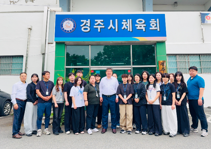 경주시체육회 여준기 회장과 직원들이 단체사진을 촬영하고 있다. 경주시체육회 제공