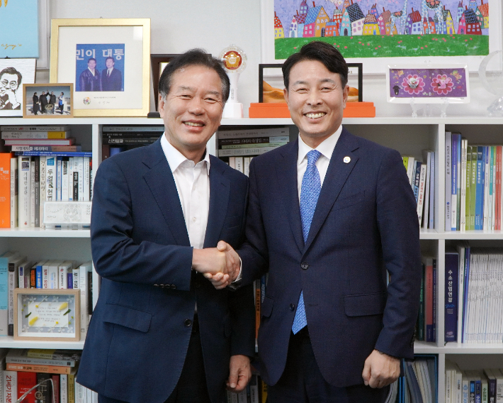 정태호 예결위 간사(사진 왼쪽)와 전문학 서구청장. 서구청 제공