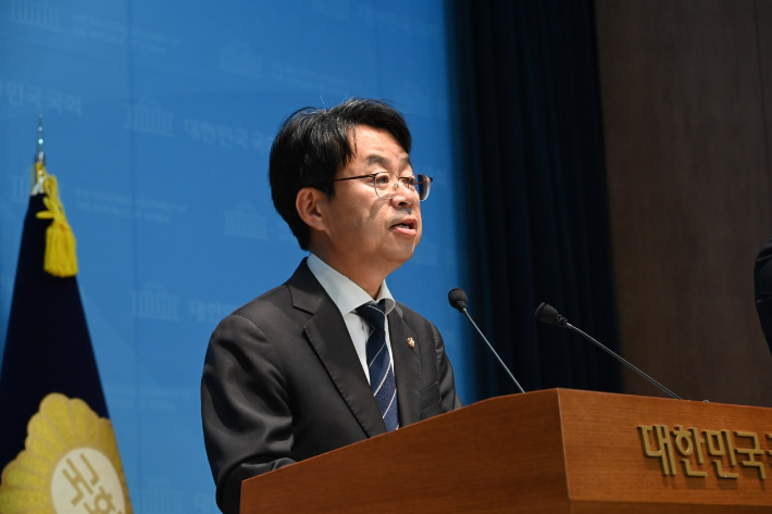 7일 기자회견 중인 박홍배 더불어민주당 부산시당위원장. 민주당 제공