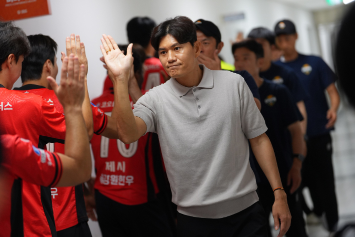 정경호 감독. 강원FC 제공