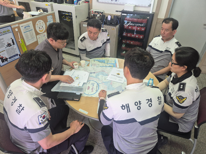 시정도표 설명 및 현장 의견 청취. 해경 제공