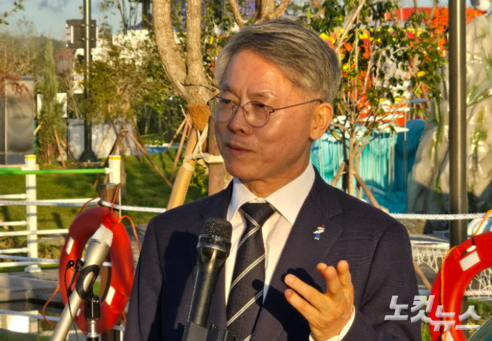 민형배 시장이 여수세계섬박람회 개막식 언론 인터뷰에서 발언하고 있다. 전남CBS