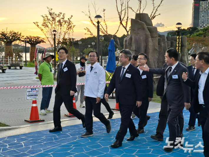 윤호중 장관(앞줄 좌측 세 번째)이 섬박람회 개막식장에 입장하고 있다. 전남CBS