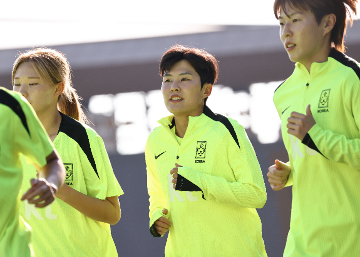 2026 아이치·나고야 아시안게임에 출전하는 여자 축구 대표 지소연(사진 가운데)이 7일 충남 천안 코리아풋볼파크에서 진행된 훈련에 집중하고 있다. 연합뉴스