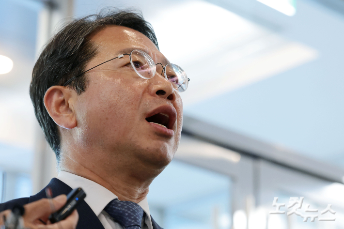 김승원 법무부 장관 후보자가 7일 오전 서울 종로구 적선현대빌딩에 마련된 인사청문회 준비 사무실로 출근하며 취재진의 질문에 답변하고 있다. 류영주 기자