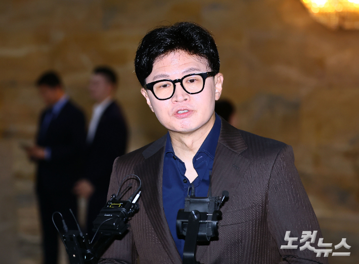 무소속 한동훈 의원이 7일 국회 본회의에 참석하며 취재진의 질문에 답하고 있다. 황진환 기자