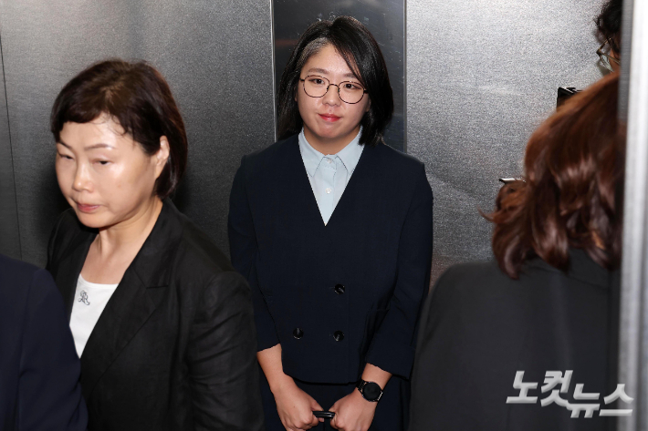용혜인 성평등가족부 장관 후보자가 2일 오전 서울 서대문구 한국청소년활동진흥원에 마련된 인사청문회 준비 사무실로 출근하고 있다. 류영주 기자