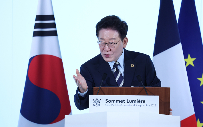 이재명 대통령이 7일(현지시간) 프랑스 남부 생폴드방스 매그 재단에서 열린 국제 영화·영상 정상회의 '뤼미에르 서밋'에서 개막연설을 하고 있다. 이번 서밋은 한국과 프랑스가 공동 의장국이다. 연합뉴스