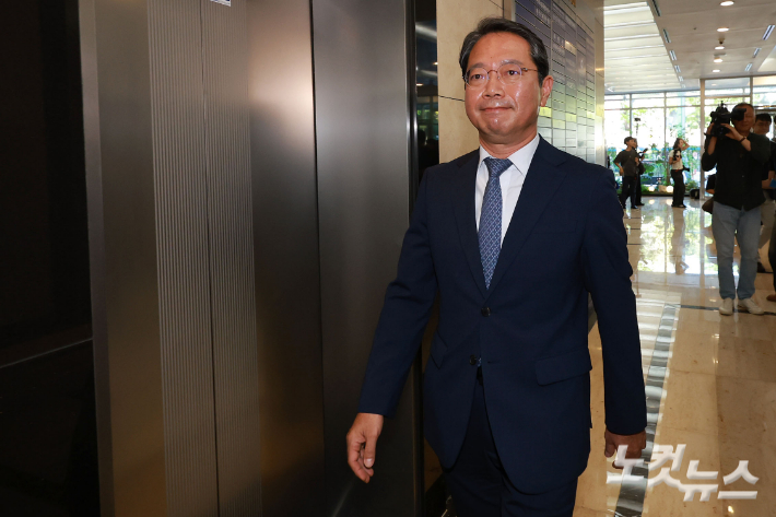 김승원 법무부 장관 후보자가 7일 오전 서울 종로구 적선현대빌딩에 마련된 인사청문회 준비 사무실로 출근하고 있다. 류영주 기자