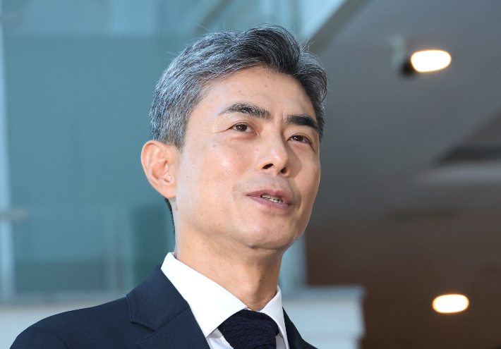 강신철 국방부 장관 후보자가 3일 청문회 준비 사무실이 차려진 서울 용산구 국방컨벤션으로 들어서며 취재진의 질문에 답하고 있다. 연합뉴스