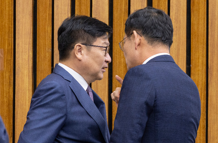 국민의힘 정점식 원내대표(왼쪽)가 국회 국방위원회 소속 임종득 의원과 심각히 대화하고 있다. 연합뉴스