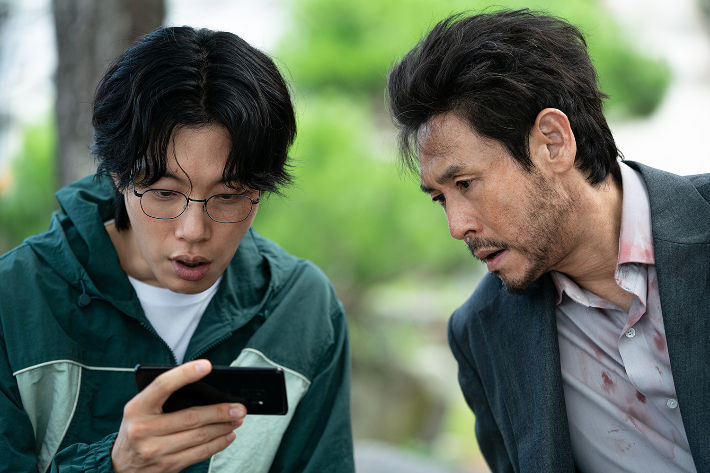 배우 설경구는 평소 2시간가량 줄넘기를 하며 체력을 관리하고 있다. 그는 "촬영 전에 줄넘기를 한다. 새벽 5시 촬영이면 새벽 2시에 일어나서 한다"며 "촬영장 가기 전에 땀을 흘려야 내가 좀 편한 것 같더라"고 밝혔다. 넷플릭스 제공