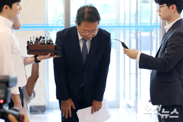 김승원 법무부 장관 후보자가 7일 오전 서울 종로구 적선현대빌딩에 마련된 인사청문회 준비 사무실로 출근하고 있다. 류영주 기자