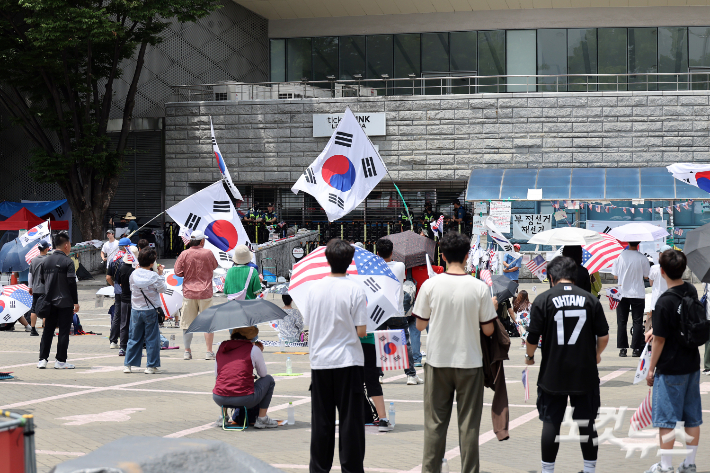 지난 7월 5일 서울 송파구 올림픽공원 핸드볼경기장 개표소 봉쇄시위가 한달째를 맞은 가운데 시위 참가자들이 구호를 외치고 있다. 윤창원 기자