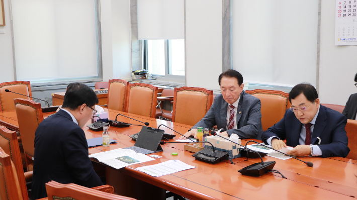 주낙영 경주시장과 김석기 국회의원이 지난 7일 김성환 기후에너지환경부 장관을 만나 지역 주요 현안을 설명하고 정부 지원을 건의하고 있다. 경주시 제공