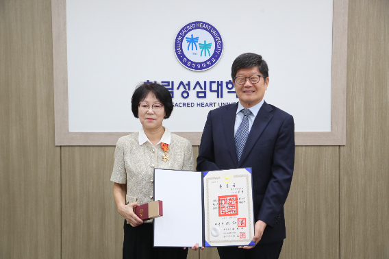 이희섭 한림성심대학교 사회복지과 명예교수가 교육발전 공로를 인정받아 옥조근정훈장을 수훈했다. 한림성심대 제공