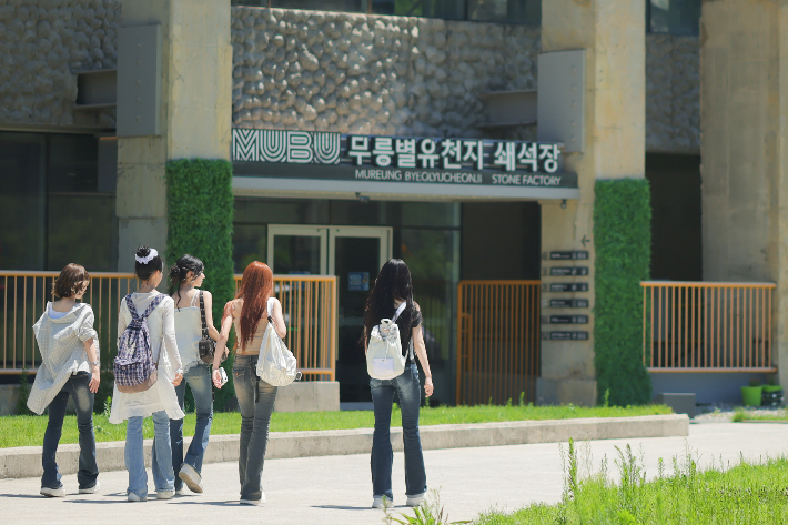 동해 무릉별유천지를 찾은 걸그룹 '리센느'. 동해시 제공