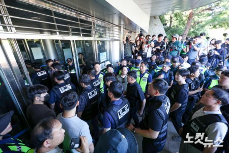 봉쇄 95일 만에 열린 핸드볼경기장