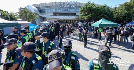 95일 만에 열린 올림픽공원 핸드볼경기장 출입구