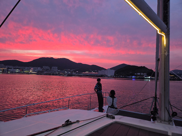 요트에서 바라본 해넘이 전경. 여수시 제공