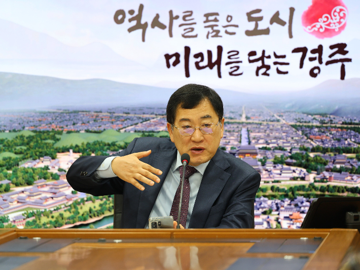 주낙영 경주시장이 8일 영상회의실에서 국·소·본부장회의를 주재하며 추석 물가안정과 주요 현안을 점검하고 있다. 경주시 제공