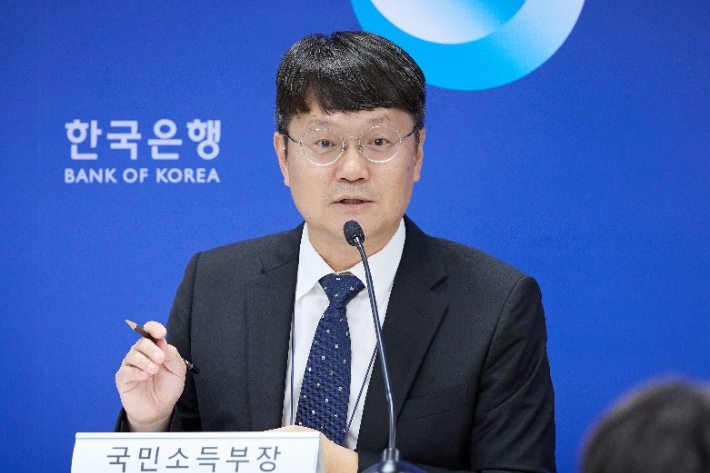 한국은행 경제통계2국 김화용 국민소득부장이 8일 한국은행에서 2분기 국민소득과 관련해 기자들의 질의에 답변하고 있다. 한국은행 제공   