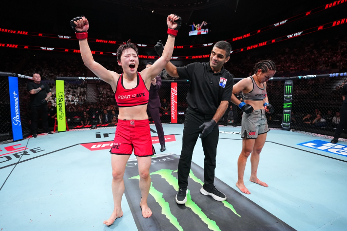 RTU 준결승전에서 승리한 박보현(사진 왼쪽)이 기뻐하고 있다. UFC 제공