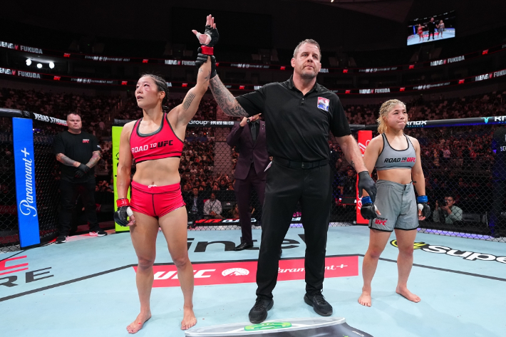 후쿠다 마치에게 승리한 멍보(사진 오른쪽). UFC 제공