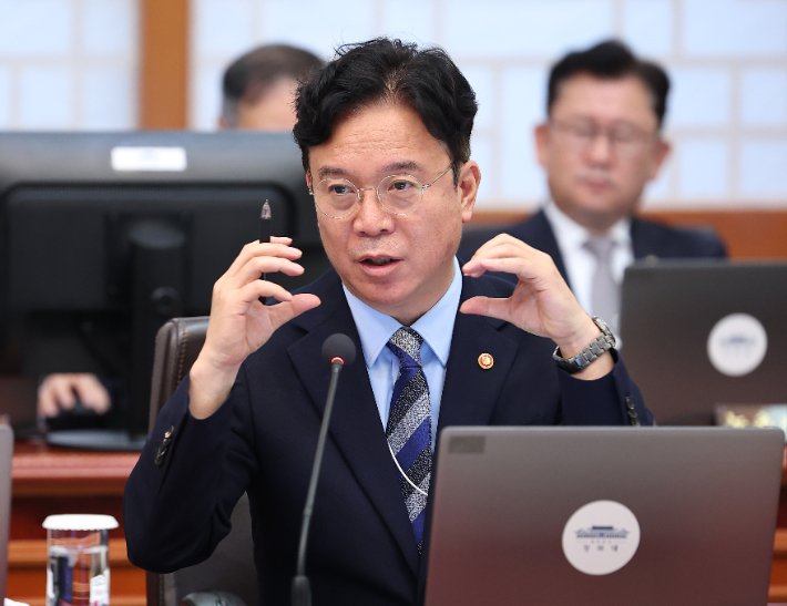 김영훈 고용노동부 장관이 1일 청와대에서 열린 이재명 대통령 주재 국무회의에서 발언하고 있다. 연합뉴스