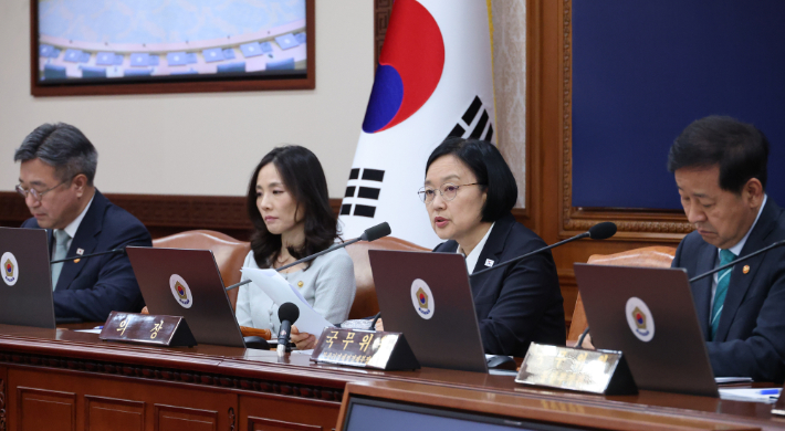한성숙 국무총리가 8일 서울 종로구 정부서울청사에서 열린 국무회의에서 발언하고 있다. 연합뉴스