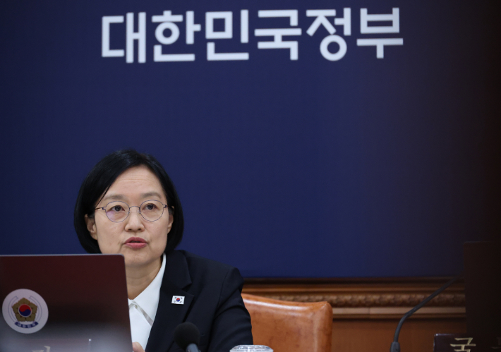 한성숙 국무총리가 8일 서울 종로구 정부서울청사에서 열린 국무회의에서 발언하고 있다. 연합뉴스
