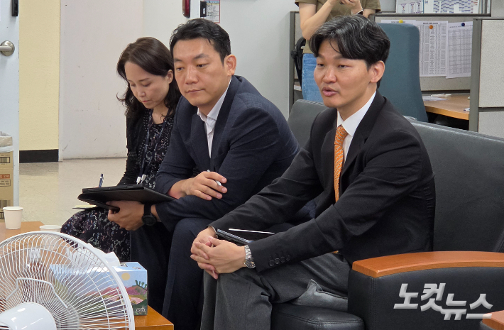 8일 채은동(오른쪽) 인천시 정책조정국장이 기자간담회에서 발언하고 있다. 박창주 기자