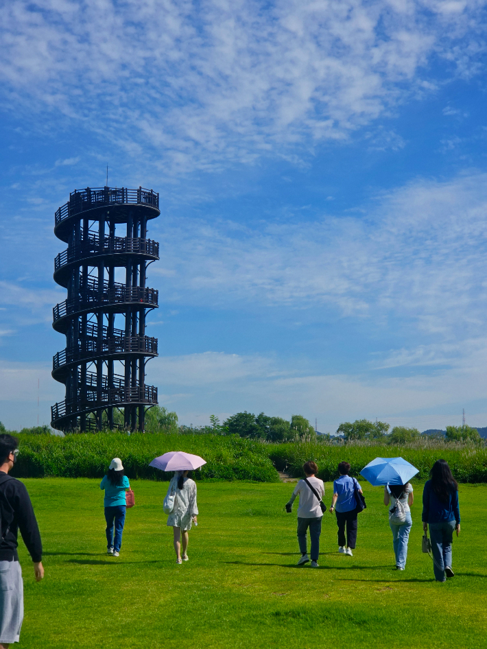 경기관광 전문필진인 '끼투어 기자단'이 8일 경기 시흥시 갯골생태공원에서 서부권 광역 테마버스 팸투어를 하는 모습. 경기관광공사 제공