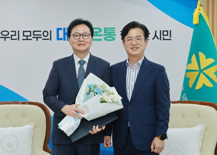 민인홍 신임 이사장(사진 왼쪽)과 허태정 대전시장. 대전시 제공