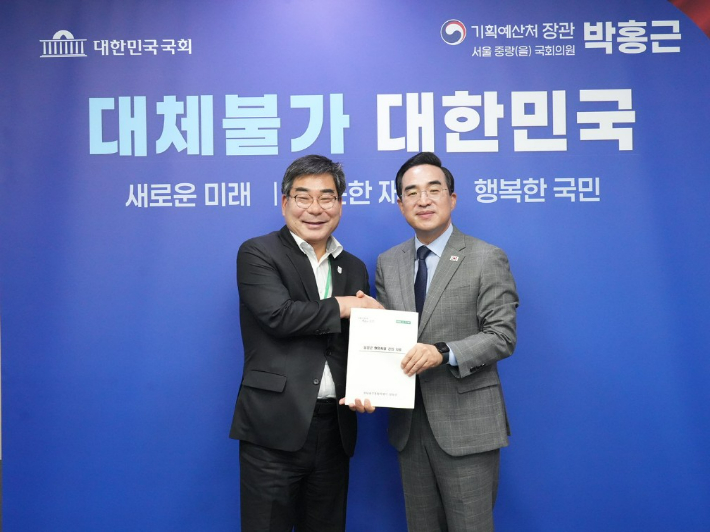 박종원 담양군수(좌)가 박홍근 기획예산처 장관을 면담하고 지역 현안 사업의 국비 지원을 건의했다. 담양군 제공