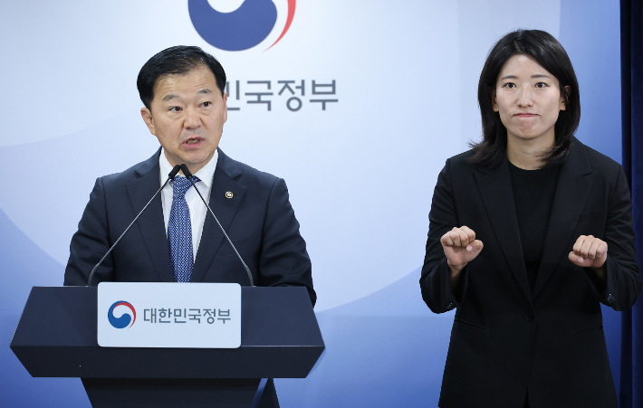 이형훈 보건복지부 2차관이 8일 서울 종로구 정부서울청사에서  2027년도 건강보험료율 7.19% '동결' 등을 내용으로 한  제15차 건강보험정책심의위원회 결과 브리핑을 하고 있다. 연합뉴스