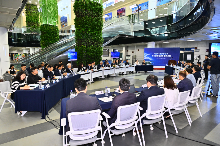 지난 7일 양양국제공항에서 열린 '지방공항 연계 지역관광 활성화 협력 포럼'. 속초시 제공