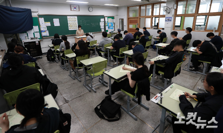 2027학년도 대학수학능력시험 9월 모의평가 시행일인 2일 오전 서울 광진구 광남고등학교에서 수험생들이 시험 준비를 하고 있다. 사진공동취재단