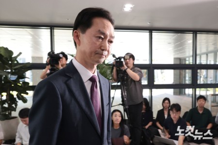 초대 중대범죄수사청장 후보자로 지명된 김지용 변호사가 8일 오후 서울 종로구 정부서울청사 창성동 별관에 마련된 인사청문회 준비 사무실로 출근하고 있다.