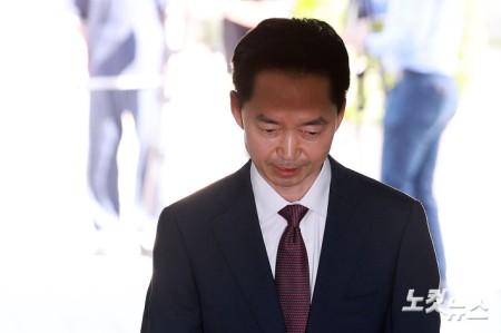 초대 중대범죄수사청장 후보자로 지명된 김지용 변호사가 8일 오후 서울 종로구 정부서울청사 창성동 별관에 마련된 인사청문회 준비 사무실로 출근하고 있다.