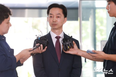 초대 중대범죄수사청장 후보자로 지명된 김지용 변호사가 8일 오후 서울 종로구 정부서울청사 창성동 별관에 마련된 인사청문회 준비 사무실로 출근하며 취재진 질문에 답하고 있다.
