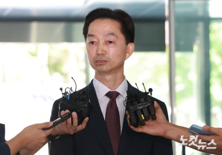 초대 중대범죄수사청장 후보자로 지명된 김지용 변호사가 8일 오후 서울 종로구 정부서울청사 창성동 별관에 마련된 인사청문회 준비 사무실로 출근하며 취재진 질문에 답하고 있다.