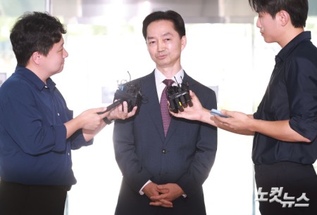 초대 중대범죄수사청장 후보자로 지명된 김지용 변호사가 8일 오후 서울 종로구 정부서울청사 창성동 별관에 마련된 인사청문회 준비 사무실로 출근하며 취재진 질문에 답하고 있다.