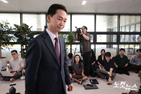 초대 중대범죄수사청장 후보자로 지명된 김지용 변호사가 8일 오후 서울 종로구 정부서울청사 창성동 별관에 마련된 인사청문회 준비 사무실로 출근하고 있다.