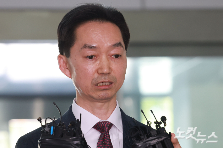 초대 중대범죄수사청장 후보자로 지명된 김지용 변호사가 8일 오후 서울 종로구 정부서울청사 창성동 별관에 마련된 인사청문회 준비 사무실로 출근하며 취재진 질문에 답하고 있다. 류영주 기자