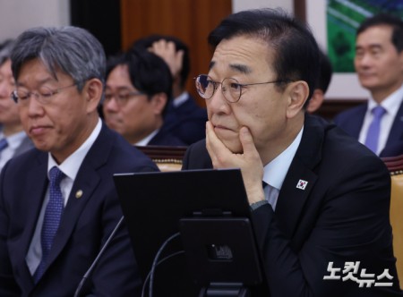생각에 잠긴 김윤덕 국토부 장관