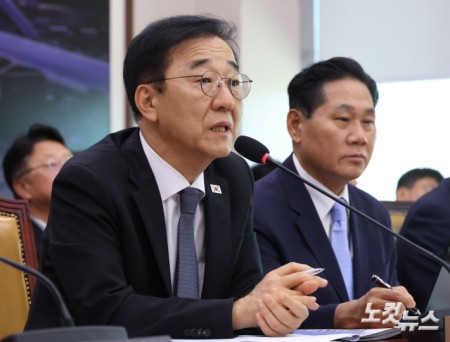 질의에 답하는 국토부 장관