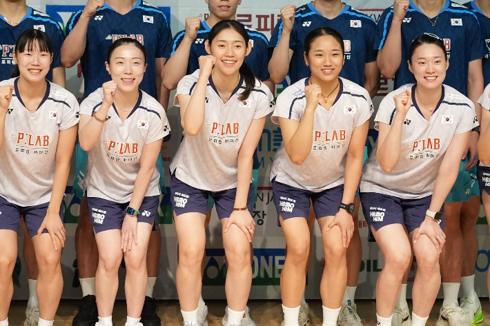 '허벅지의 힘?' 한국 배드민턴 여자 대표팀 선수들이 8일 미디어 데이에서 아시안게임 선전을 다짐하고 있다. 오른쪽부터 김가은, 안세영, 심유진, 김혜정, 백하나. 대한배드민턴협회 
